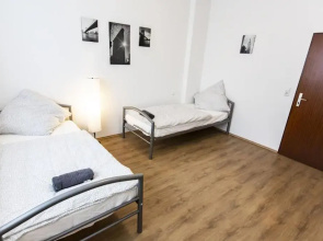 AVR Apartment HOF 1