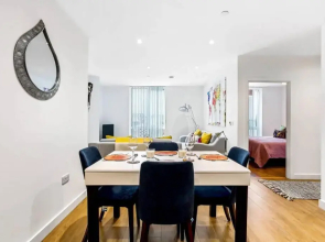 Stunning 2 Bed/2 Bath In Town Centre & Parking!