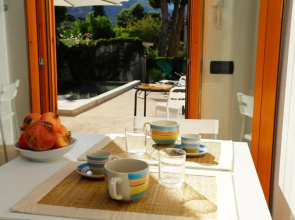 One bedroom appartement with shared pool enclosed garden and wifi at Torre Colonna Sperone 1 km away from the beach