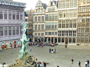 Antwerp old town triplex apartment