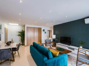 CoolHouses Lagos, 2 bed stylish city flat, rooftop shared pool, Clayheart
