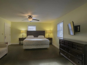 Beach Cove Waterfront Inn
