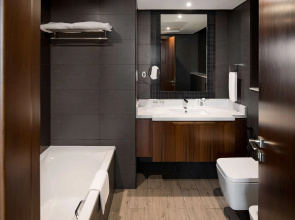 Отель Radisson Blu Hotel, Dubai Canal View