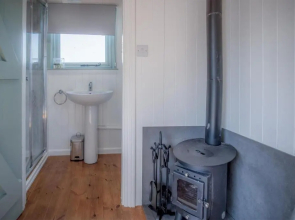 Willow - 1 Bedroom Shepherd's Hut - Amroth