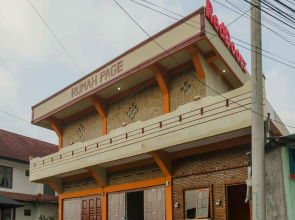 RedDoorz near Bukit Kubu Berastagi