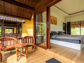 Pini Sentana Village