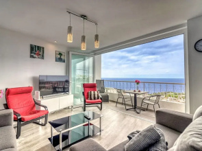 Spacious Central Apt w Private Parking Ocean View