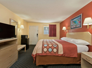 Super 8 by Wyndham Chipley