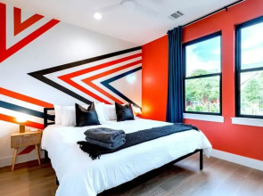 Queen's Gambit - 7 Minutes From Downtown - Sleeps 16