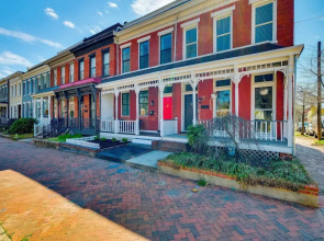 1 Mi to Dtwn: Hot Tub Haven in Richmond!