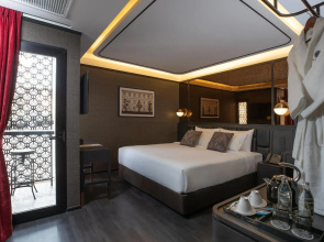 The Gravitique Hotel Khaosan