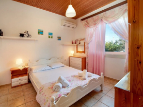 Sunset Traditional Cottage by Konnect