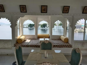 Jagat Niwas Palace