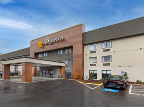 La Quinta Inn & Suites by Wyndham Nashville Airport
