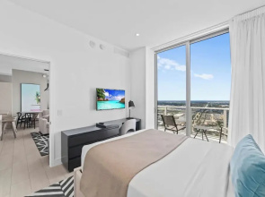 2BR Ocean Penthouse: Private Terrace & Hot Tub