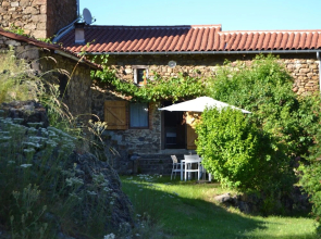 Quaint Holiday Home in Villeneuve-d'Allier with Terrace