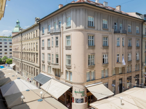 150sqm Main Square Apt!-4 Units-Great for Groups!