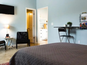 Clean & Serene House + Studio - Easy On/off I-40