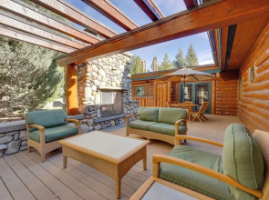 Sun Valley Log Home w/ Hot Tub & Mtn Views!