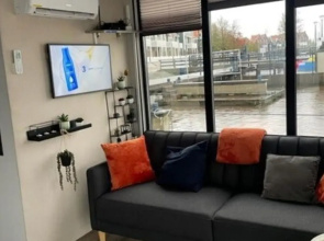 Beautiful Houseboat With Shared Pool