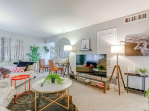 Walk to Conveniences: Tempe Condo w/ Pool!
