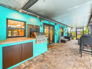 4 Mi to Beach: Pet-friendly Home in Naples!