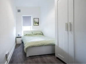 Modern Spacious 2 br House in Leigh, Free Parking