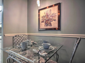 Cozy Downtown Gatlinburg Condo w/ Pool Access