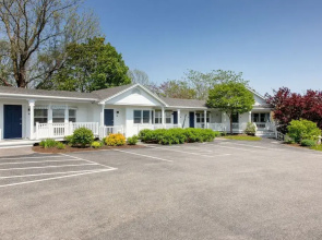 Glen Cove Inn & Suites