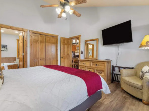 Grey Moose Lodge w/ Amenities Access!