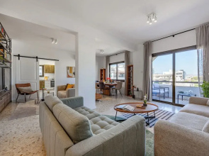 Trygoni Court - Elegant Downtown 3-bdr Apartment