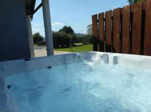 Chauffeur's Cottage with Hot Tub, Glenshee