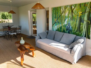 Plaisant villa with pool, close to the beach