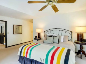 Hot Tub & Ski Shuttle: Forested Breckenridge Home!