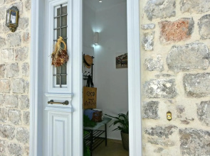 Agate Hydra luxury apartment