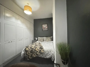 Manchester - House - Sleeps 6 - Parking - Garden