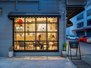 Siam Subway Hostel and Café