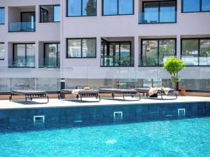 Sanders River Plaza - Fancy 2-bdr Apt With Balcony