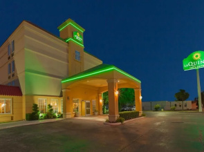 La Quinta Inn & Suites By Wyndham Tulsa Central