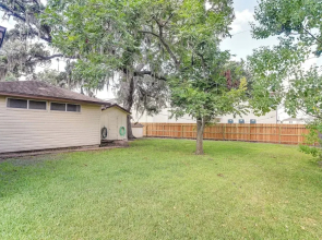 Lake Jackson Home w/ Yard, 14 Mi to Beaches!