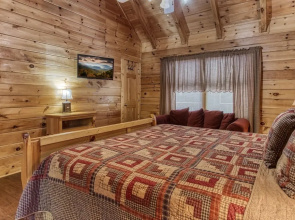ER222 - Al's Nest - Great Location - Close To Town! 2 Bedroom Cabin by RedAwning
