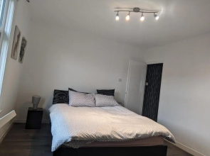 4-bedroom House Sleeps 8 - Free Parking - Garden