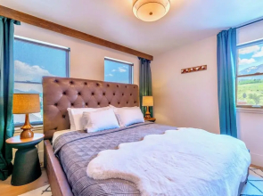 Luxury Mountain Winter Getaway w Picturesque Views