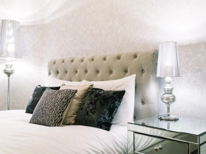 Stunning Old Town Apartment Next to the Station