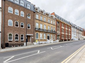 Large Windsor Apartment Free Parking Single or King Beds