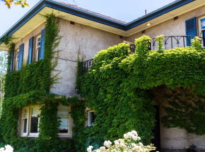 Beautiful 2 Story Manor Close to Beach and all