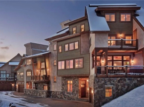 Peaks Grande Chalet 8 BedroomHoliday home By Moving Mountains