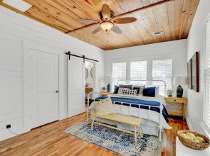 Luxurious Home Near Main With Fire pit and Outdoor Bar