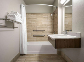 Days Inn by Wyndham Fresno South