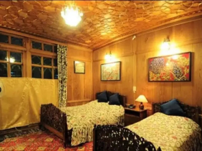 Yadgaar Houseboats